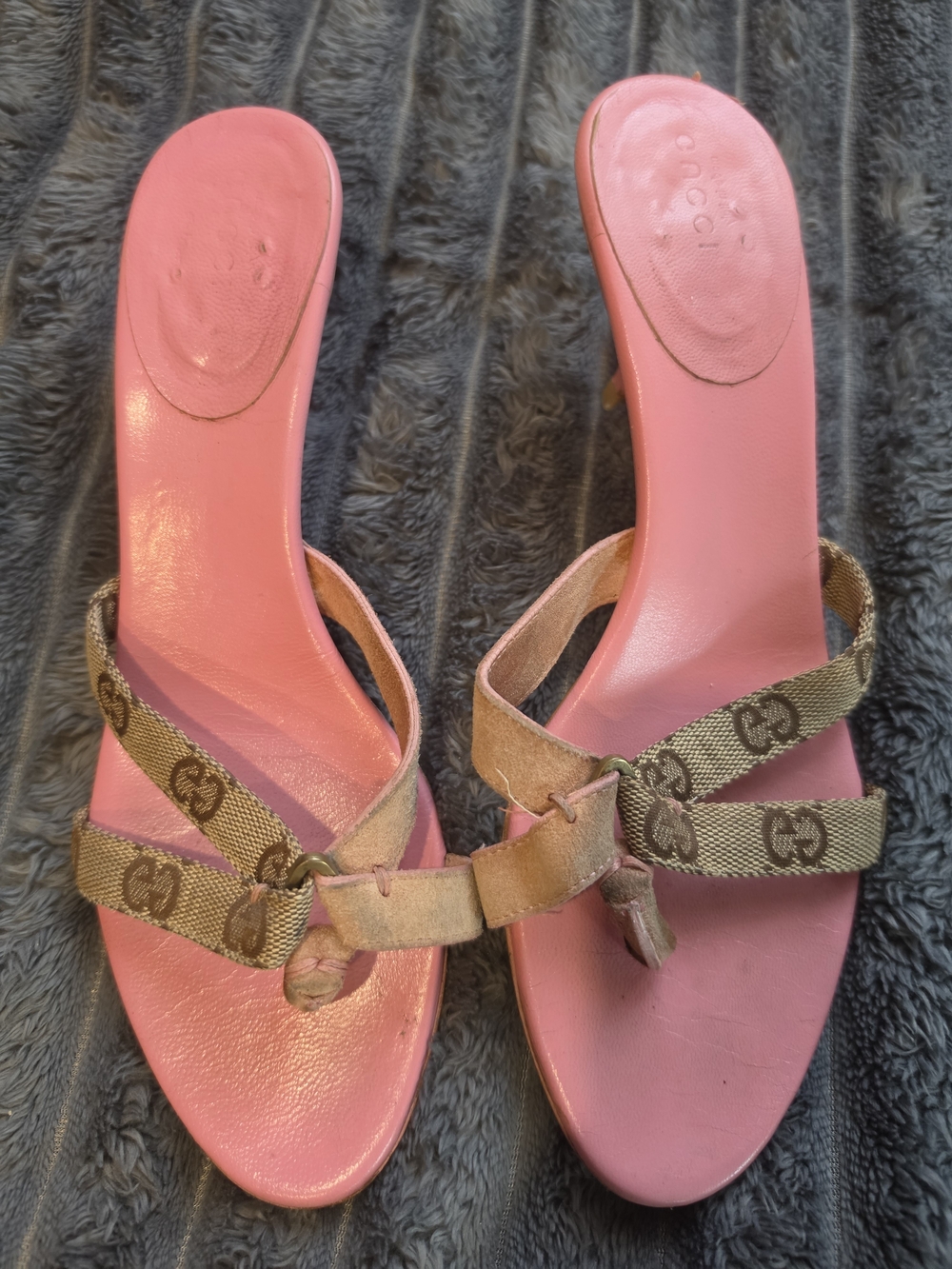 Vintage Gucci Pink Thong Sandals GG Monogram Straps Kitten Heel Size 7.5 Italy